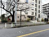 コンフォリア高島平 建物前の広場から見た落ち着いた印象の外観と周辺環境