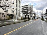 コンフォリア高島平 前面道路から見た建物と周辺環境の様子
