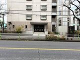 コンフォリア高島平 前面道路から見たコンクリート造の建物エントランス