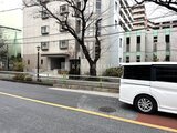 コンフォリア高島平 前面道路から見た建物の外観と駐車スペース