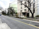 コンフォリア高島平 前面道路から見た建物外観と敷地周辺の様子