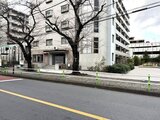 コンフォリア高島平 前面道路から見た建物エントランスと周辺の落ち着いた外観