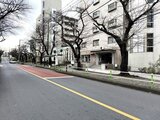 コンフォリア高島平 前面道路から見たエントランスと建物外観