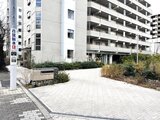 コンフォリア高島平 整備されたエントランスアプローチから見た建物外観