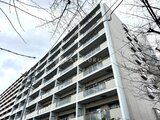 コンフォリア高島平 整然とした複数階のバルコニーを備えた建物の外観