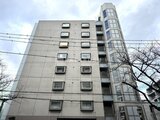 コンフォリア高島平 前面道路から見たコンパクトな造りの建物外観