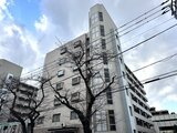 コンフォリア高島平 前面道路から見たコンクリート造の落ち着いた印象の建物外観