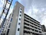 コンフォリア高島平 前面道路から見た建物の外観、モダンな印象のファサード