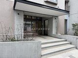コンフォリア高島平 打ち放しコンクリート調のモダンなエントランスアプローチ