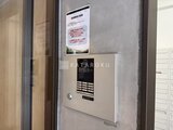 コンフォリア高島平 玄関脇に設置された集合住宅の管理用インターフォンと案内板