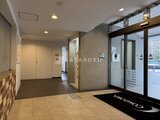 コンフォリア高島平 採光豊かで落ち着いた雰囲気のエントランスホール