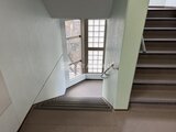 コンフォリア高島平 階段踊り場から見た明るい窓と廊下空間