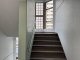 コンフォリア高島平 採光窓から光が入る共用階段の上階へ向かう様子