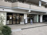 コンフォリア高島平 建物1階のテナント店舗が並ぶ明るい共用エントランス部分