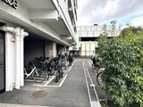 コンフォリア高島平 自転車置き場と緑化スペースがある共用通路