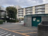 コンフォリア高島平 駐車場入口と建物を望む共用部の様子