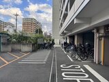コンフォリア高島平 自転車駐輪場を備えた開放的なエントランスアプローチ
