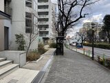 コンフォリア高島平 建物前の落ち着いた雰囲気の共用通路と街並みの様子