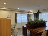 コンフォリア高島平 観葉植物を配した開放的なラウンジスペース