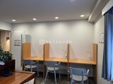 コンフォリア高島平 仕切り板とデスクライト付きの明るい共用ワークスペース