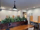 コンフォリア高島平 観葉植物を配置した落ち着きのある共用ラウンジ空間