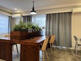 コンフォリア高島平 ダイニングテーブルと観葉植物が配置された