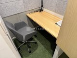 コンフォリア高島平 木製デスクと回転チェアを備えた個室型ワークスペース