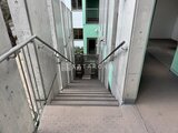 コンフォリア高島平 階段を下りた先に見える建物入口と周辺通路の様子