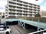 コンフォリア高島平 駐車場から見たコンクリート造の建物外観