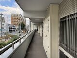 コンフォリア高島平 開放的なバルコニーから街並みが見える共用廊下
