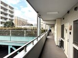 コンフォリア高島平 開放的な共用廊下から周辺環境が見渡せる様子