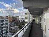 コンフォリア高島平 開放的なバルコニーから見た周辺建物と青空の眺め