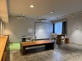 コンフォリア高島平 コンクリート床の開放的なセミナールーム