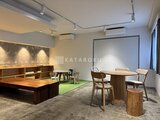 コンフォリア高島平 木製家具とグリーンを配した明るいコミュニティースペース