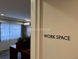 コンフォリア高島平 ワークスペースと表示された共用施設の入口の様子