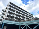 コンフォリア高島平 モダンな印象の6階建て共用部と駐車場の様子