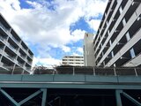コンフォリア高島平 天候の良い日に撮影した建物周辺と空が広がる共用施設
