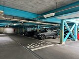 コンフォリア高島平 機械式駐車場の広々とした駐車スペースと支柱