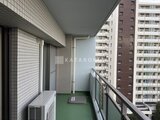 コンフォリア高島平 バルコニーから見た周辺マンション群と落ち着いた緑色の床面