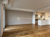 コンフォリア高島平 リビングダイニングから見たヘリンボーン張りの床と対面キッチン