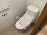 コンフォリア高島平 温水洗浄便座付きのモダンなトイレ空間