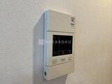 コンフォリア高島平 モニター付きインターフォンと給湯器を備えた壁面