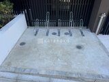 ラペルラ目黒東山2 自転車置場と黒いゲートが備わった建物エントランス