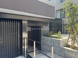 ラペルラ目黒東山2 モダンな外観のエントランスと植栽が調和した共有部の様子