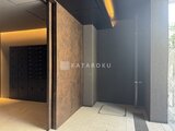 ラペルラ目黒東山2 モダンな印象のエントランスホール、郵便受け付きの玄関スペース