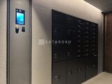ラペルラ目黒東山2 モニター付きインターフォンと宅配ボックスのあるエントランス