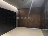 ラペルラ目黒東山2 メールボックスが並ぶモダンなエントランスホール