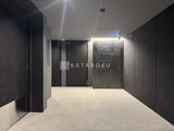 ラペルラ目黒東山2 明るい照明が心地よいエントランスホールの様子