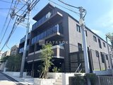 ラペルラ目黒東山2 前面道路から見たモダンな外観とエントランス部分