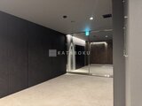 ラペルラ目黒東山2 モダンなデザインのエレベーターホール